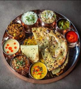 un piatto di alimenti con diversi tipi di alimenti di Hotel Ozaki Heritage a Jaisalmer