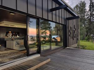 une maison avec de grandes baies vitrées et un salon dans l'établissement Arctic Aurora HideAway, à Rovaniemi