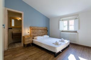 ein Schlafzimmer mit einem Bett, einem Waschbecken und einem Fenster in der Unterkunft Árbol del Té in Girona