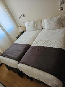En eller flere senge i et værelse på hotel asador versus