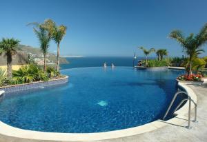 Una gran piscina con el océano al fondo en Villa Fuentes, en Almuñécar