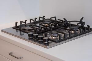 un piano cottura a gas nero sopra un bancone di The View - spacious 2 bdr appt in with view ad Anversa