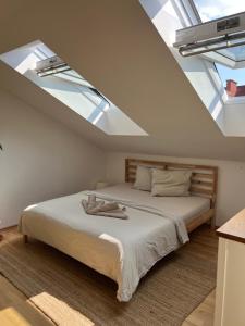 a bedroom with a large bed with skylights at Sonnige und ruhige Wohnung für entspanntes Reisen in Vienna