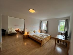 Großes Zimmer mit einem Bett und einem Spiegel in der Unterkunft Alter Wirt Thalkirchen in München