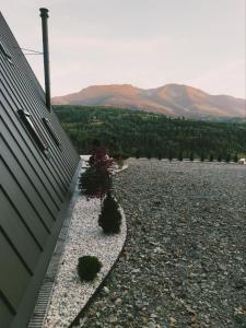 Lomamökki – yleisnäkymä tai näkymä vuoristoon majoituspaikasta käsin