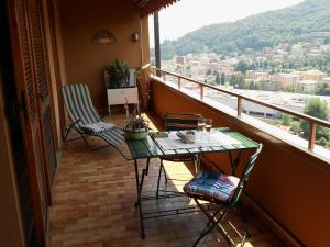 balkon z 2 krzesłami i stołem na balkonie w obiekcie La Collina D'Oro w mieście Cernobbio