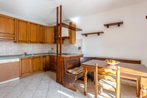 A kitchen or kitchenette at Enza's Petite Maison