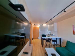 un salon avec un canapé, une table et des chaises dans l'établissement Gondola 79, à Zlatibor