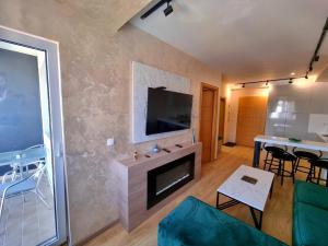 Il comprend un salon doté d'une cheminée et d'une télévision à écran plat. dans l'établissement Gondola 79, à Zlatibor