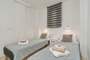 twee bedden in een kamer met witte muren bij Luxurious Two Bed in Torrox