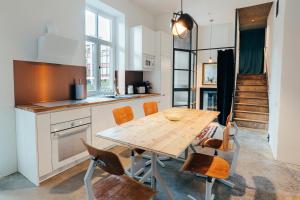 een keuken en eetkamer met een houten tafel en stoelen bij Miller`s place in Rīga