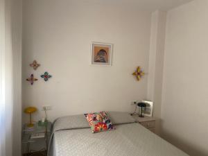 une chambre avec un lit et un tableau au mur dans l'établissement Private terrace & Free Parking, à Malaga