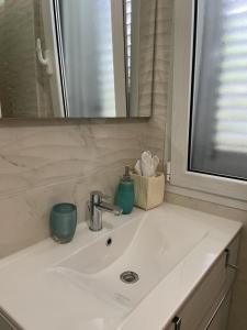 un bancone del bagno con lavandino e specchio di Edeler House a Pula