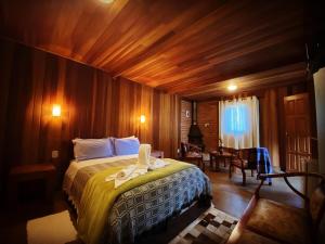 um quarto com uma cama com toalhas em Pousada Sotaque Mineiro em Cunha
