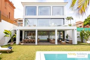 Piscina de la sau aproape de Homity Holidays - Playa Granada - Villa Golf