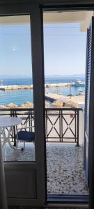 ティロスにあるHotel Blue Seaの窓からビーチの景色を望めます。