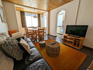 TV a/nebo společenská místnost v ubytování Chalet Schwarzsee by Arosa Holiday