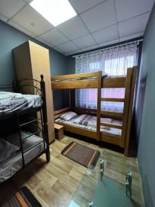 Zimmer mit 2 Etagenbetten und einem Fenster in der Unterkunft Welcome 24 Mukachevo in Mukatschewo