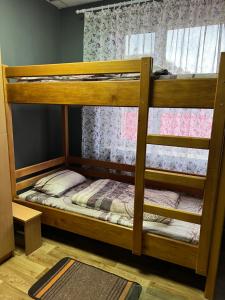 Welcome 24 Mukachevo في موكاشيفو: سرير بطابقين في غرفة مع نافذة