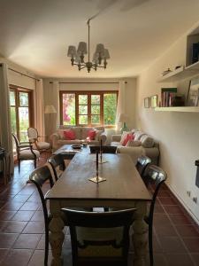 sala de estar con mesa de madera y sillas en Casa Buganvilla, Comillas, Cantabria, 