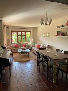 sala de estar con sofá y mesa en Casa Buganvilla, Comillas, Cantabria, 