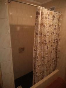 a shower with a shower curtain in a bathroom at Nono Angelo 3° in San Pedro