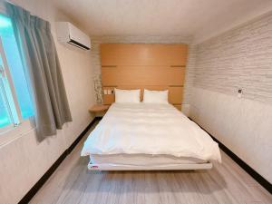 Kama o mga kama sa kuwarto sa 新獅城商務旅館New Lion City Hotel