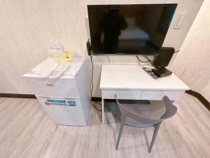 TV at/o entertainment center sa 新獅城商務旅館New Lion City Hotel