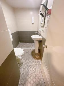Baño pequeño con aseo y lavamanos en 新獅城商務旅店New Lion City Hotel, en Taipéi