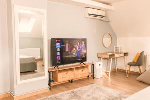 una sala de estar con TV de pantalla plana en un armario de madera en Downtown Apartment Travnik, en Travnik