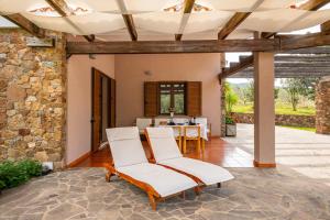 a patio with white chairs and a table in a house at Casa Suestellas 