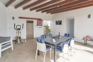 a dining room with a table and blue and white chairs at Entre montañas in Árchez