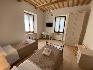 A television and/or entertainment centre at B&B I Giardini