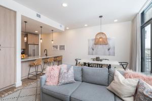 uma sala de estar e cozinha com um sofá e uma mesa em The Lofts 660 #203 em Ketchum