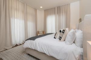 um quarto com uma cama branca e almofadas brancas em The Lofts 660 #203 em Ketchum