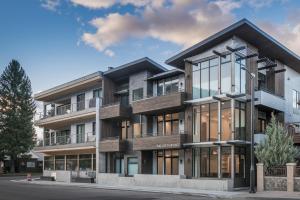 um edifício de apartamentos com janelas de vidro numa rua em The Lofts 660 #203 em Ketchum