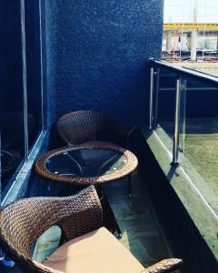 um par de cadeiras de vime sentadas numa varanda em FayFays Edifice C1 A Luxury 4 Bedroom Terrace Duplex em Lekki