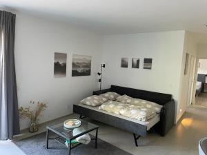 1 dormitorio con 1 cama y 1 mesa en Casa 47, en Eupen