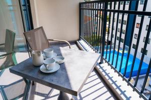 Bazén v ubytování Sunraf Luxe Apartments nebo v jeho okolí