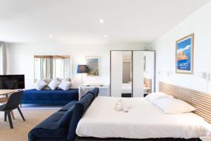 เตียงในห้องที่ L35 Villa Colomars sea view swimming pool, terrace&BBQ
