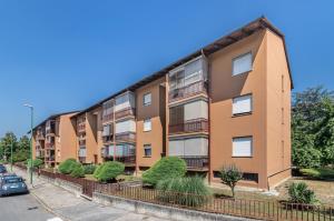 an image of an apartment building at Asti Lovely Apt - Private Parking & Balconies in Asti