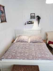 Cama blanca en habitación con pared blanca en Apartment mit Garten, 10 min zu Fuß in die Koblenzer Altstadt en Koblenz