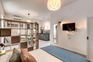 a living room with a couch and a tv at Vesuvio Home Capodichino in Naples