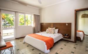 een slaapkamer met een groot bed en een raam bij Tarisa Resort & Spa in Mont Choisy