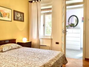 een slaapkamer met een bed en een raam bij Apartment Punta in Pula