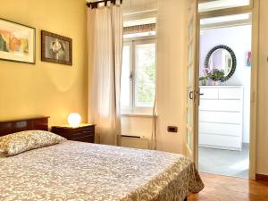 sypialnia z łóżkiem i oknem w obiekcie Apartment Punta w Puli