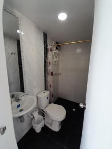 a bathroom with a toilet and a sink at Alojamiento Ricaurte Piso 6 in Ricaurte