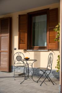 un patio con mesa y 2 sillas en Cimoneight, en Varese