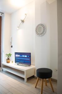 sala de estar con TV y silla en Cimoneight en Varese