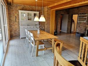 cocina con mesa de madera y sillas en Ferienhaus Anjofina en Altenau